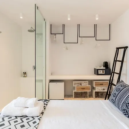 Lilium I - Overlooking Psarou Bay, Mykonos Pszarú